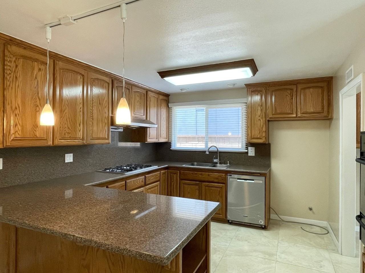 23370 Schoolcraft St - Photo 5 of 34