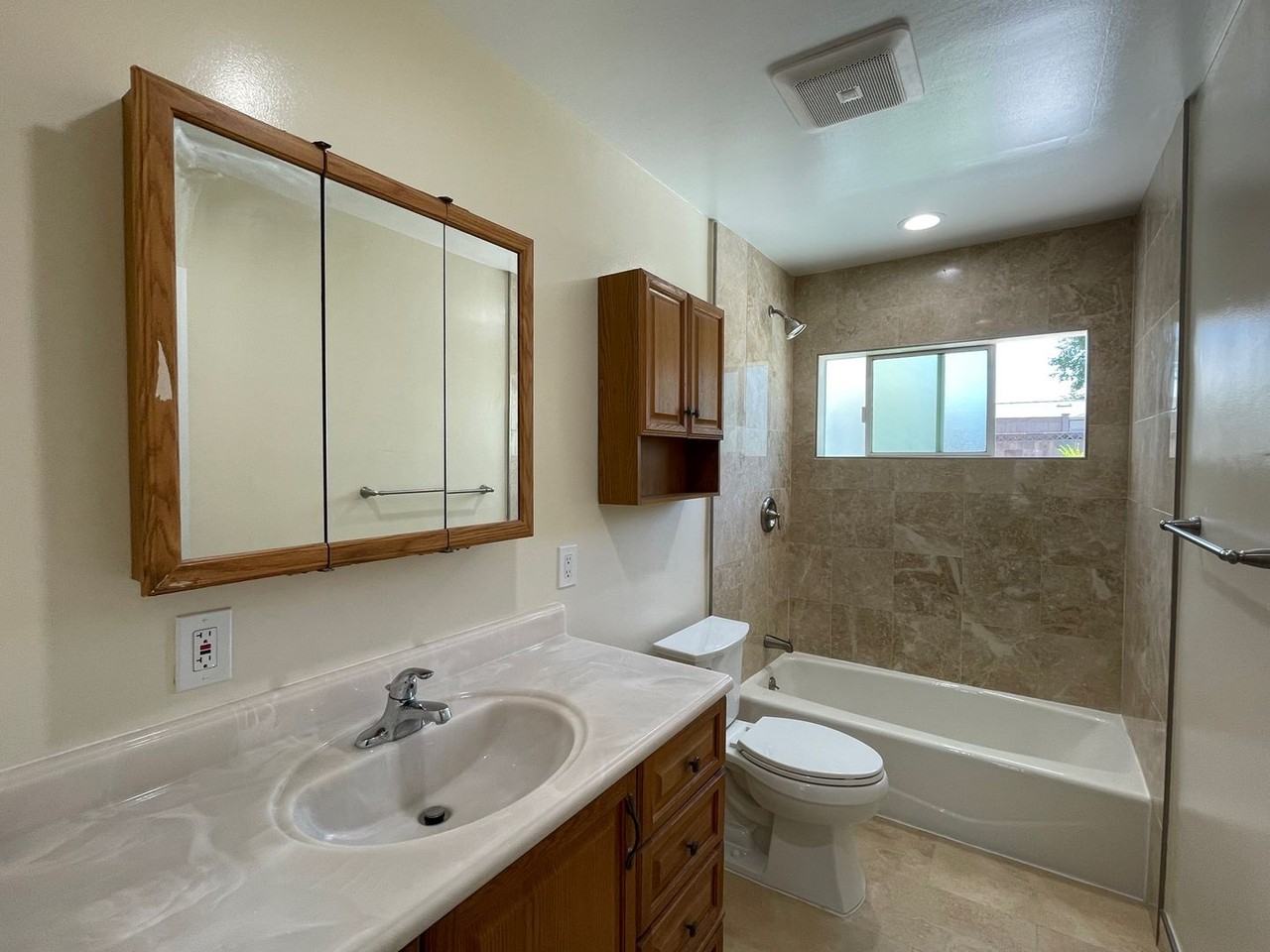 23370 Schoolcraft St - Photo 3 of 34