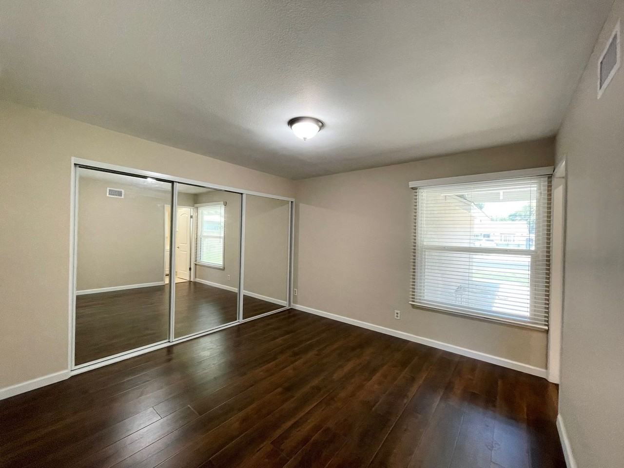 23370 Schoolcraft St - Photo 4 of 34