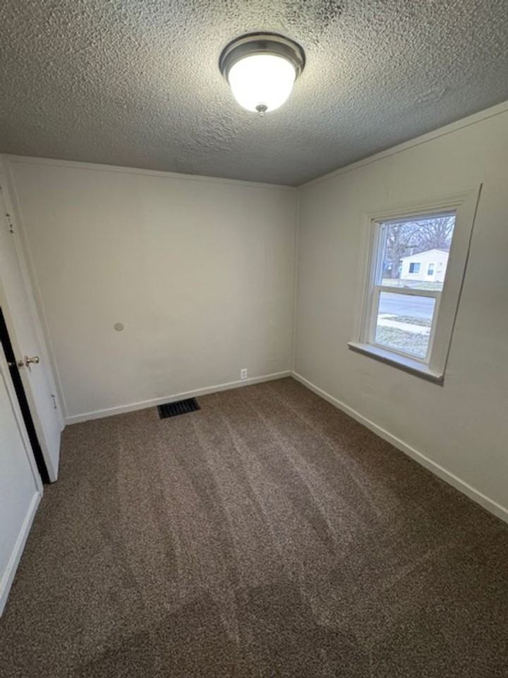 4917 Webster St - Photo 4 of 6