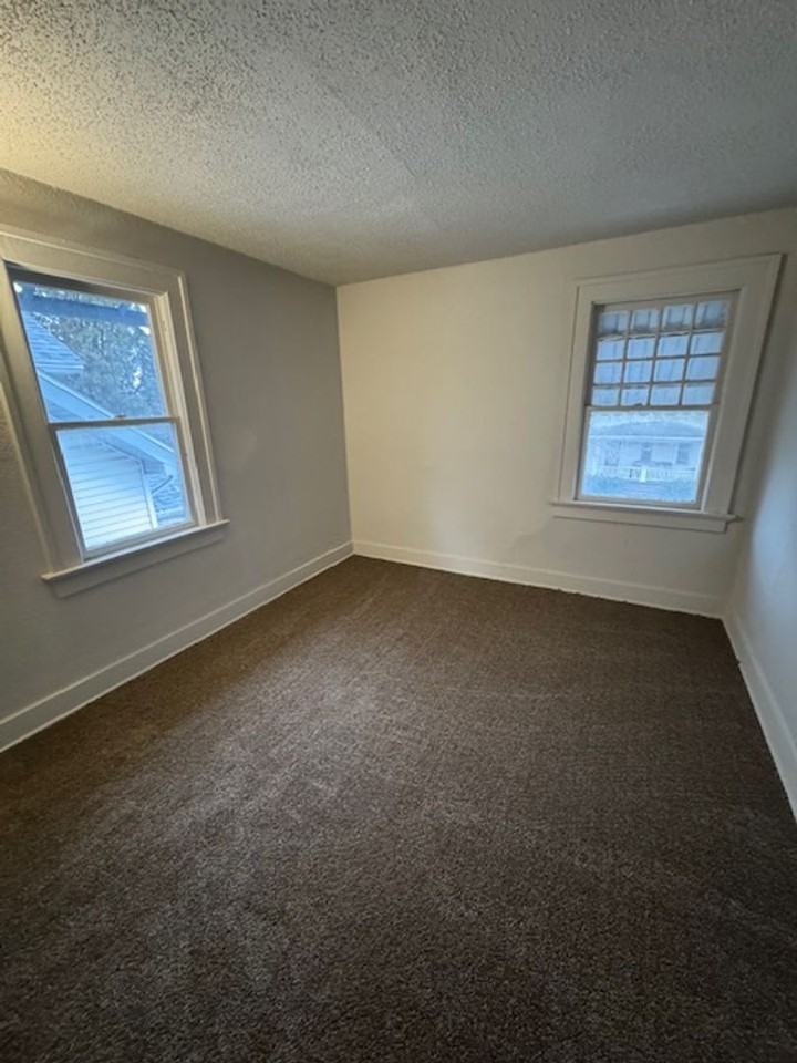 3019 Weisser Park Ave - Photo 6 of 9