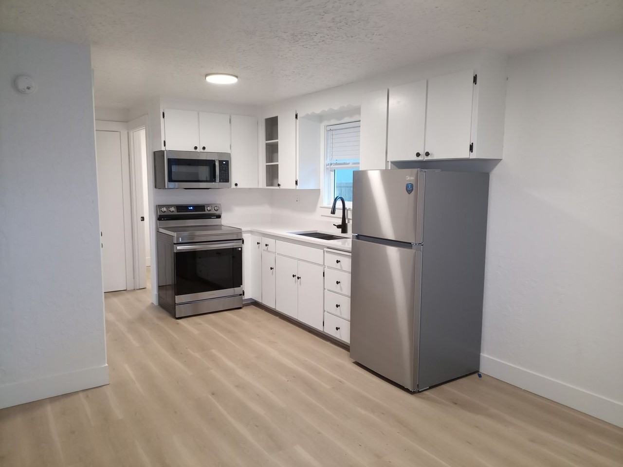 412 Se Oar Ave - Photo 3 of 8