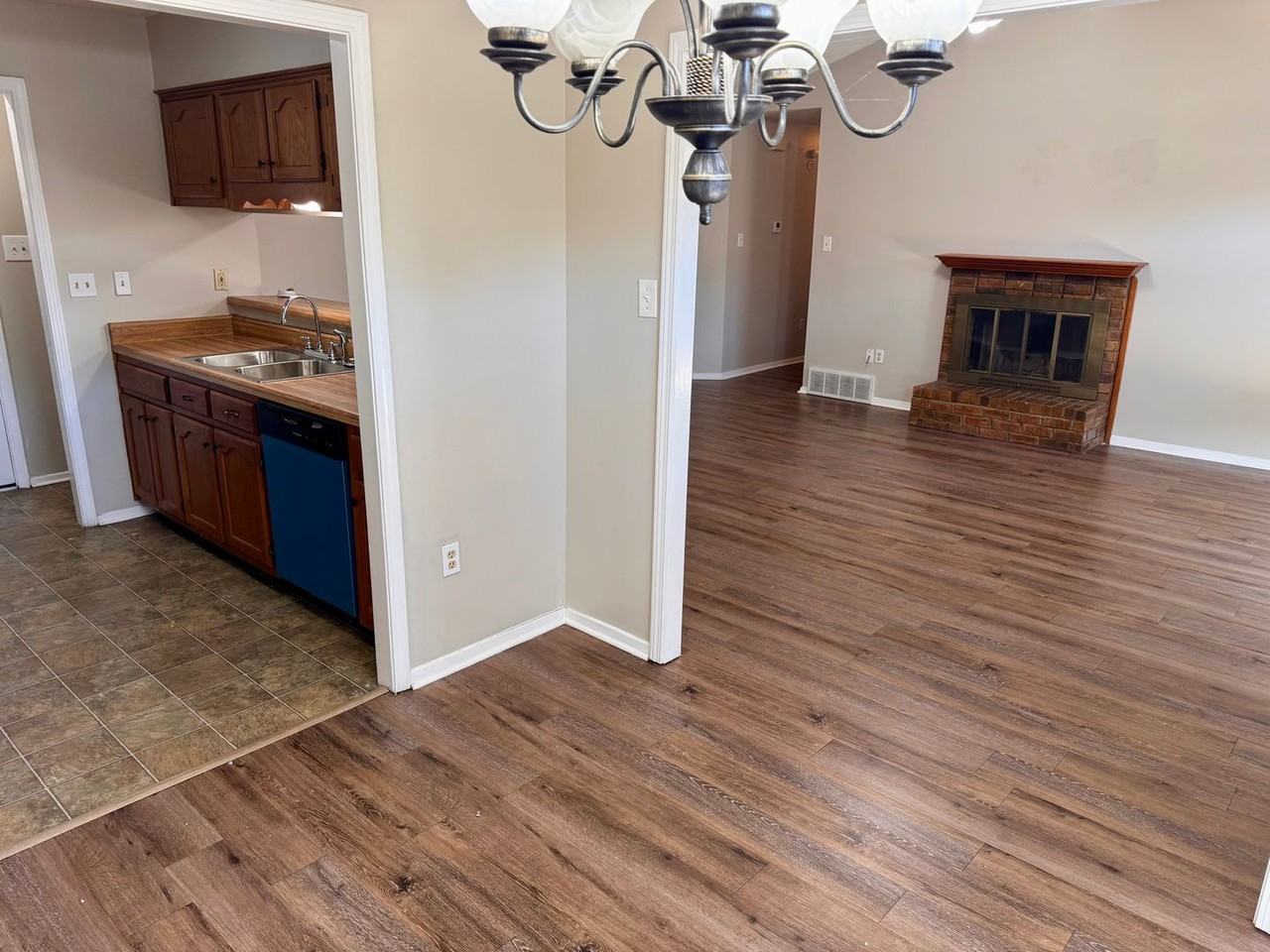 3485 Lakehurst Dr - Photo 3 of 11