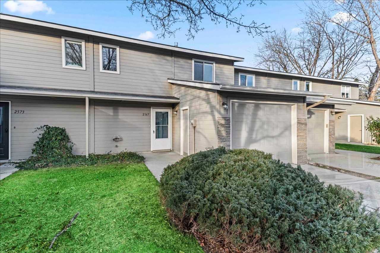 2567 S Sumac Ln - Photo 2 of 21