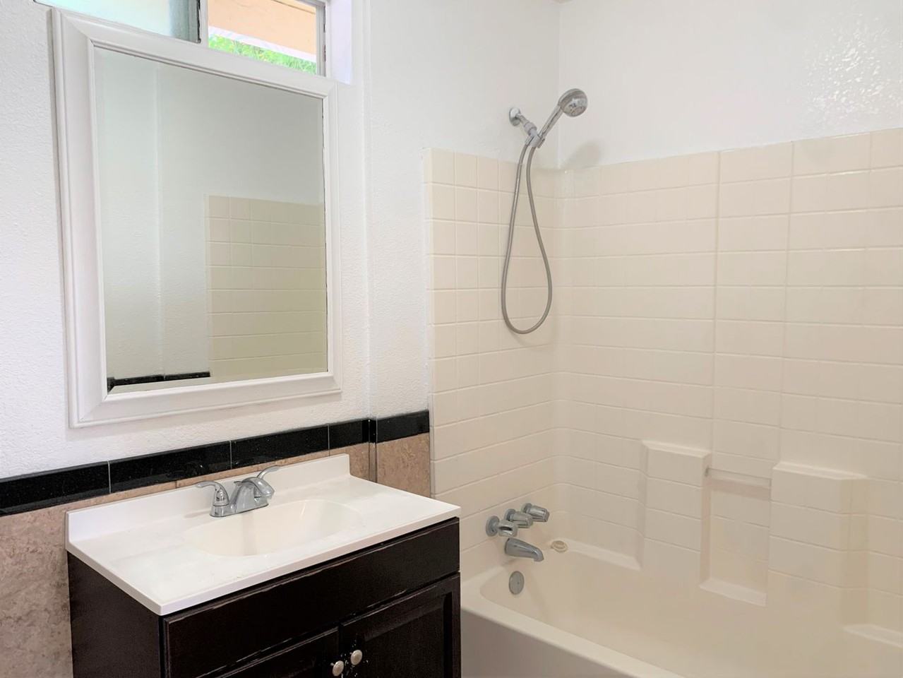 3409 Winlow St - Photo 6 of 15