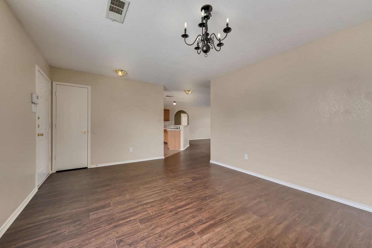 2112 Chisolm Trl - Photo 3 of 18