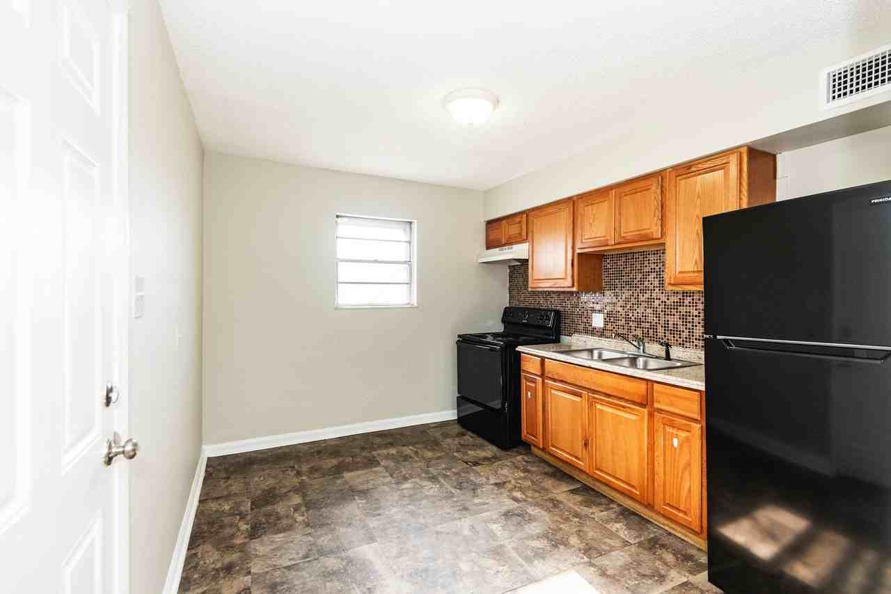 8318 Wabash Ave - Photo 3 of 20