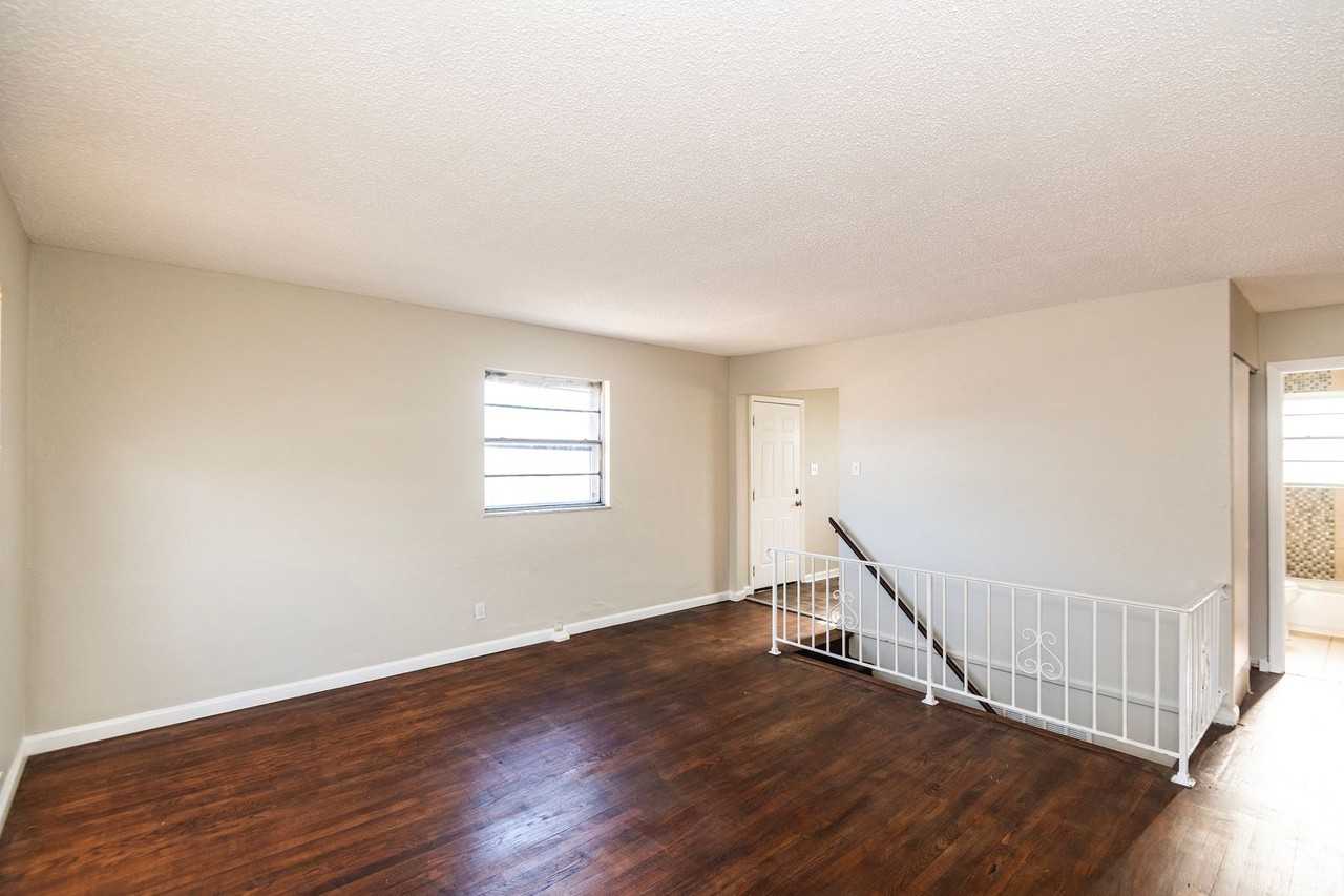 8318 Wabash Ave - Photo 5 of 20