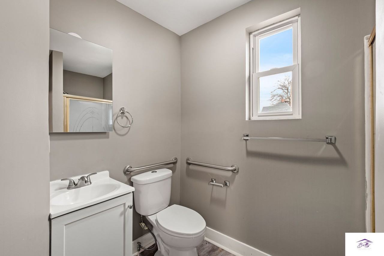 1458 Lothrop St - Photo 7 of 18