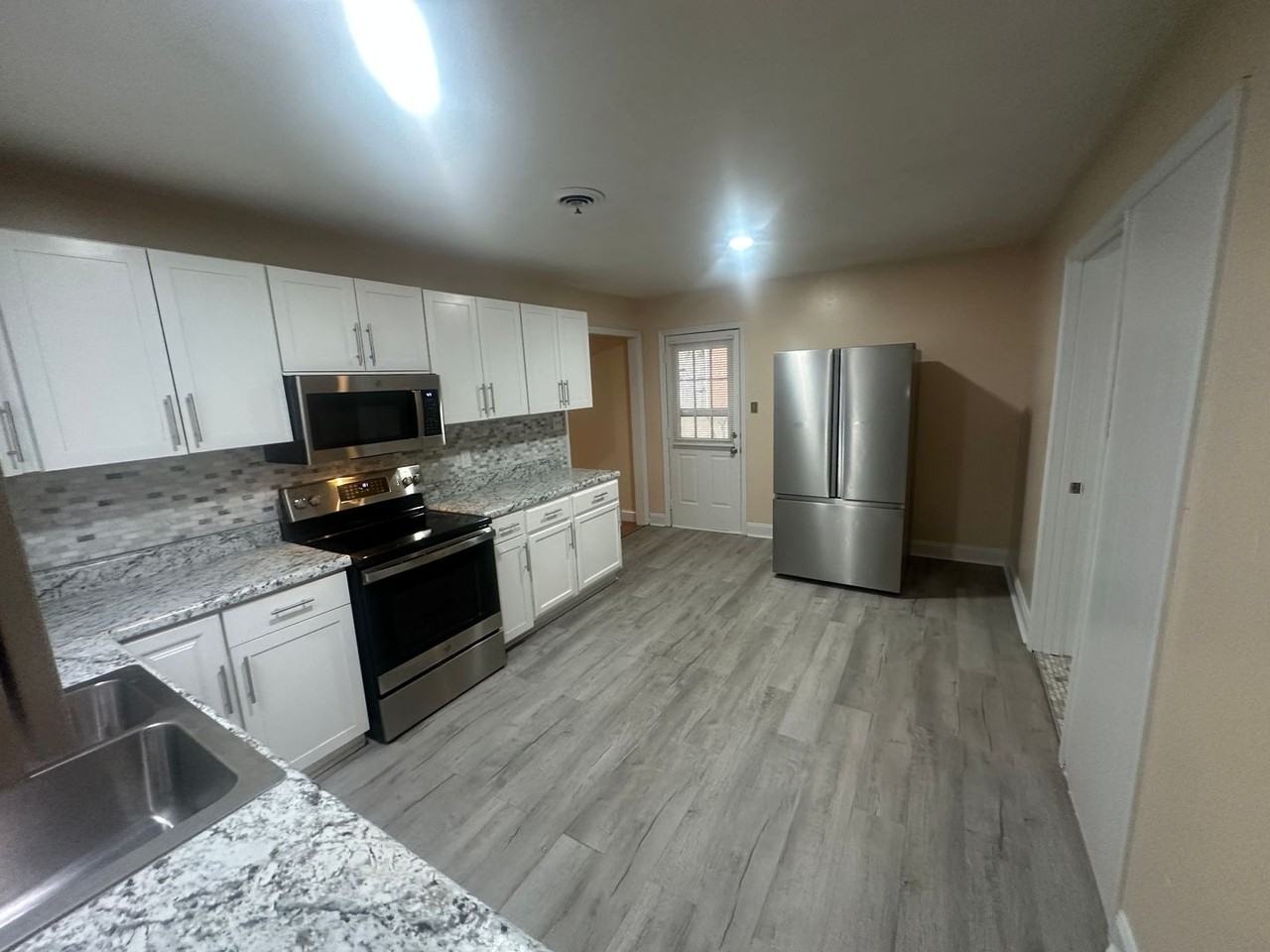 6120 Conaway Dr - Photo 3 of 25