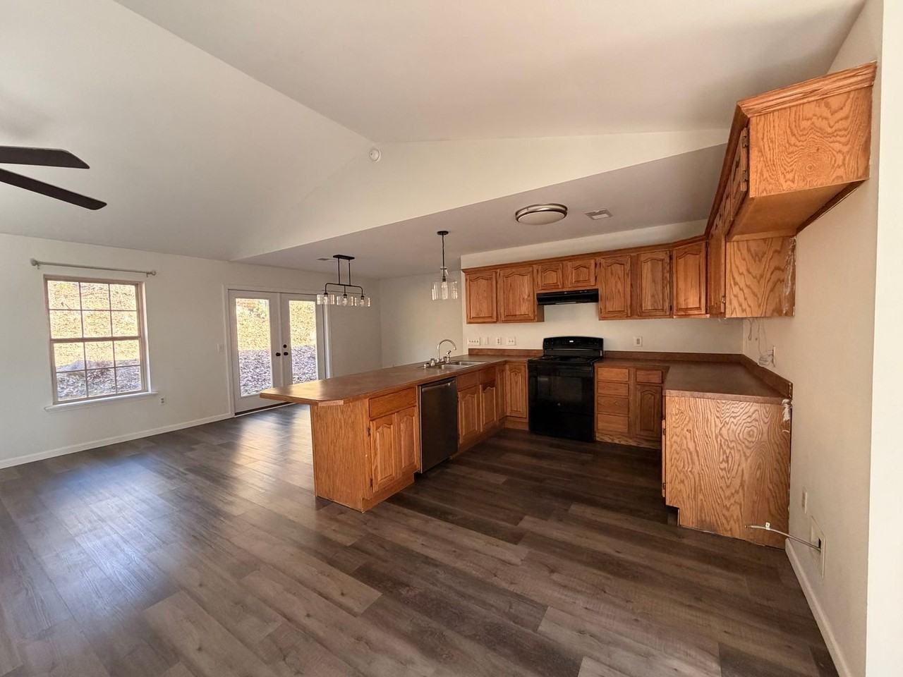 1089 Lake Ridge Dr - Photo 2 of 14