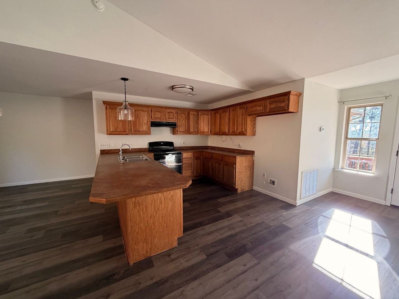 1089 Lake Ridge Dr - Photo 3 of 14