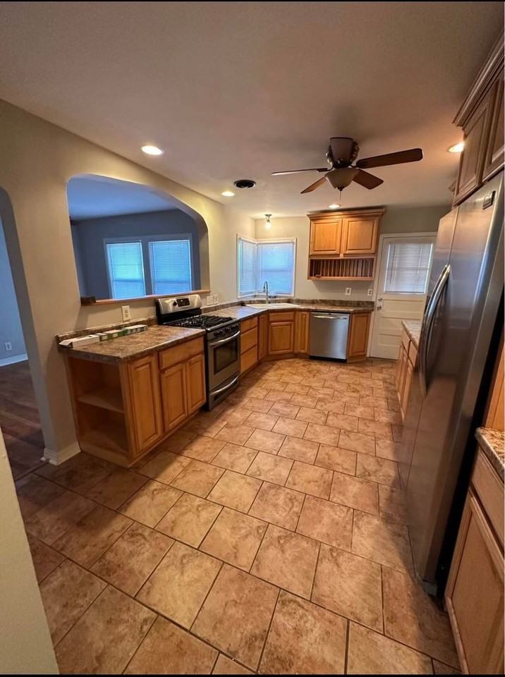 102 S Illinois St - Photo 2 of 7