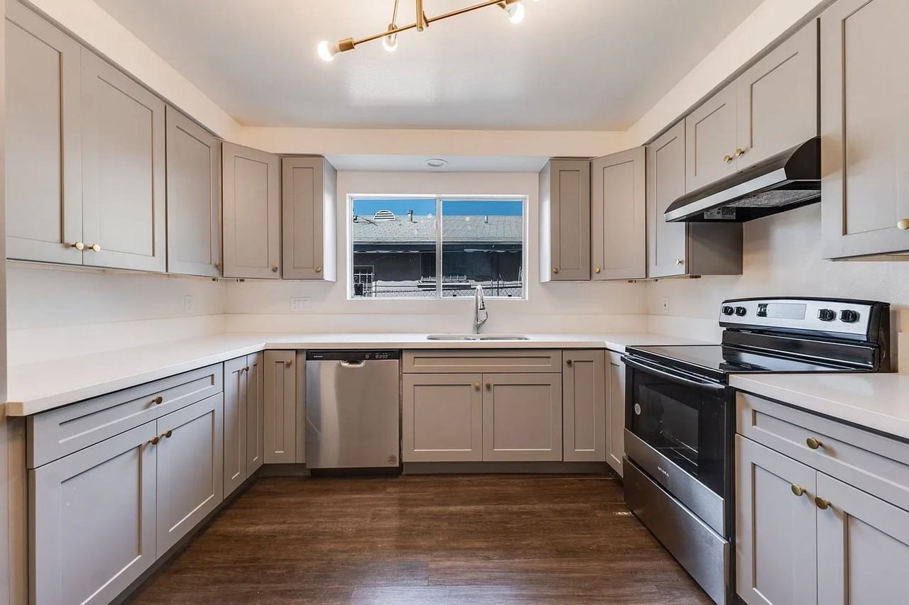 540 E Hyde Park Pl - Photo 2 of 32