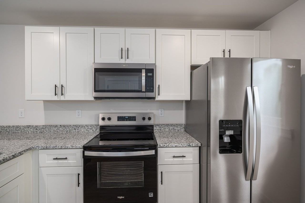 Modern Townhome for Rent – Modern Living at Its Best! - Photo 3 of 16