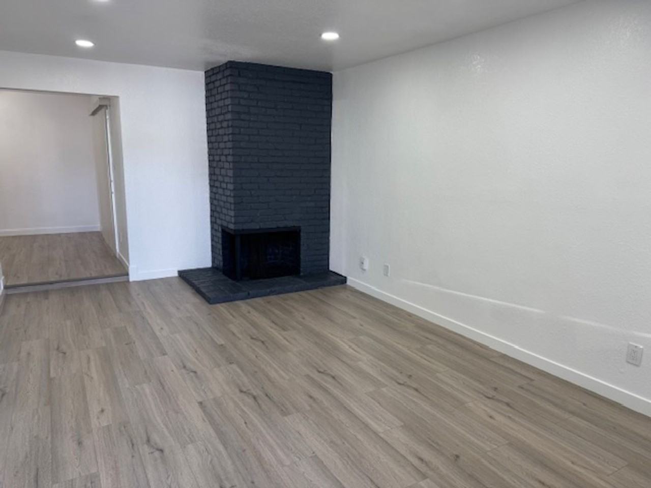 403 Elizabeth Way - Photo 2 of 9