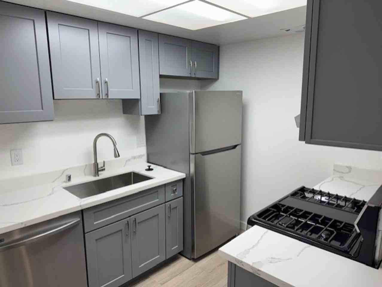 403 Elizabeth Way - Photo 3 of 9