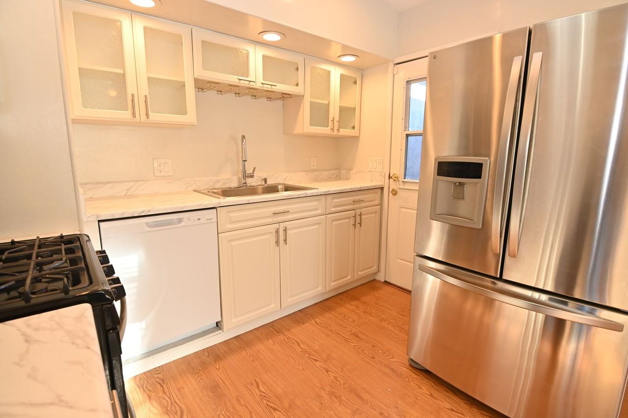 1935 Jackson St - Photo 4 of 23