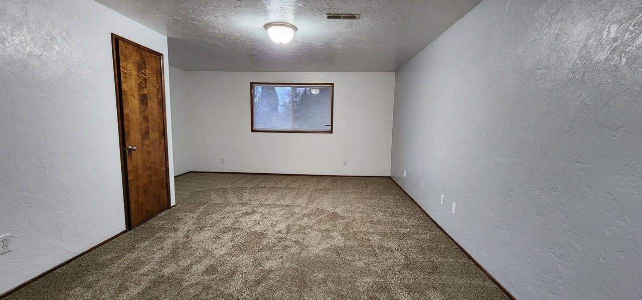 Edgewater Square Apartments - Photo 4 of 20