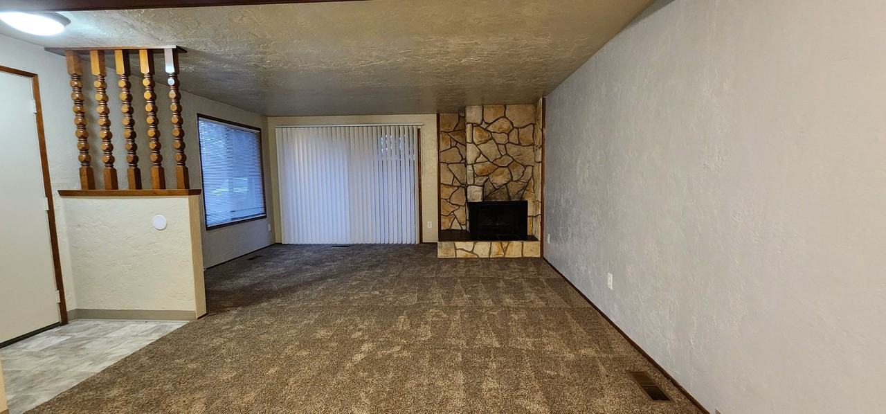 Edgewater Square Apartments - Photo 5 of 20