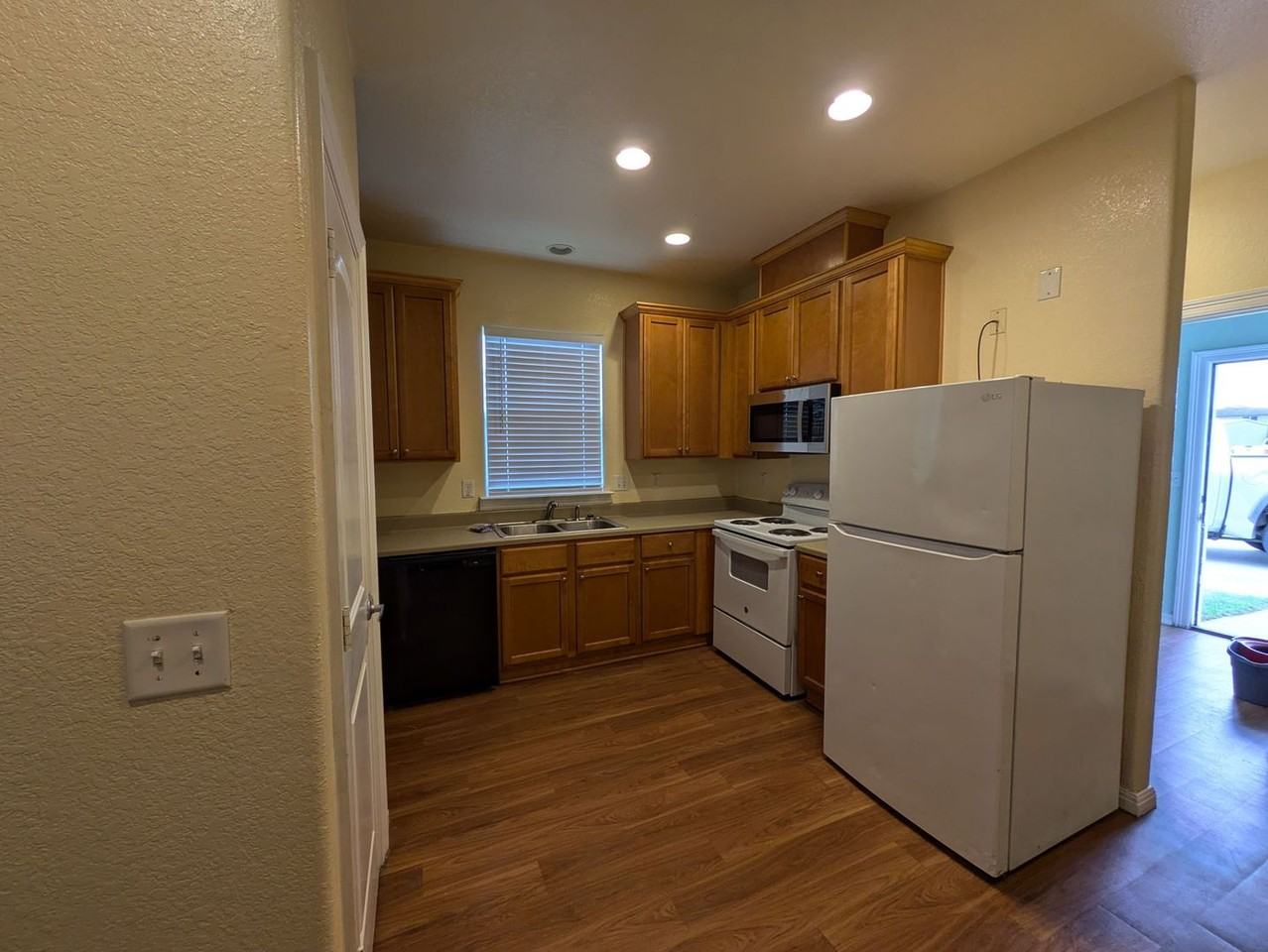 2905 Pecos St - Photo 4 of 20