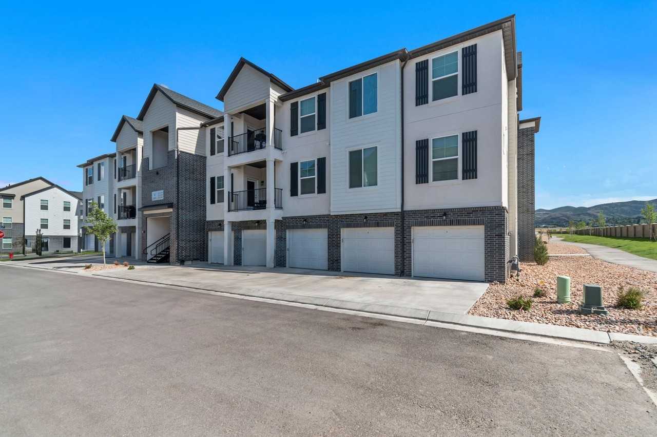 4711 W Goldblum Ln #V - Photo 2 of 19