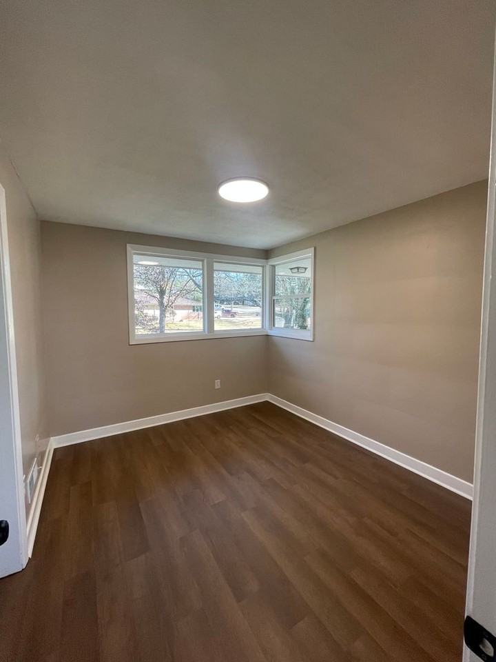 1328 Champaign Ave - Photo 2 of 12