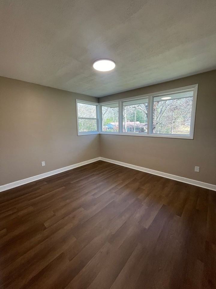 1328 Champaign Ave - Photo 3 of 12