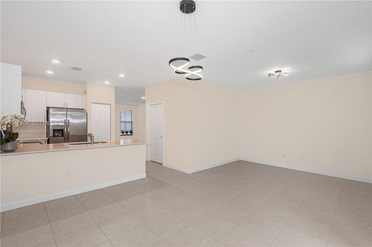 261 Sw 159th Ct - Photo 3 of 22