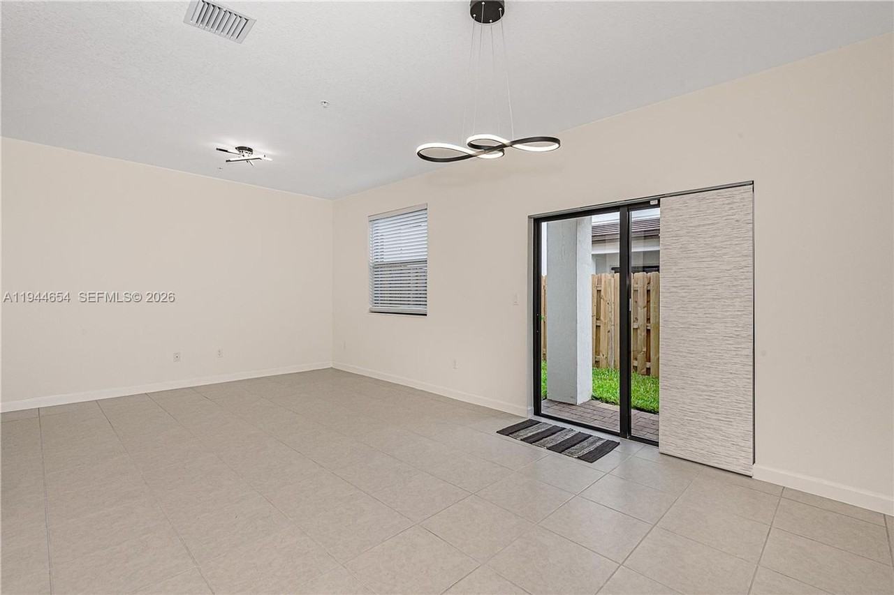 261 Sw 159th Ct - Photo 4 of 22