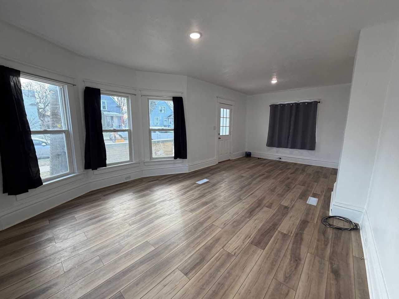 937 Oakdale St Se - Photo 2 of 26