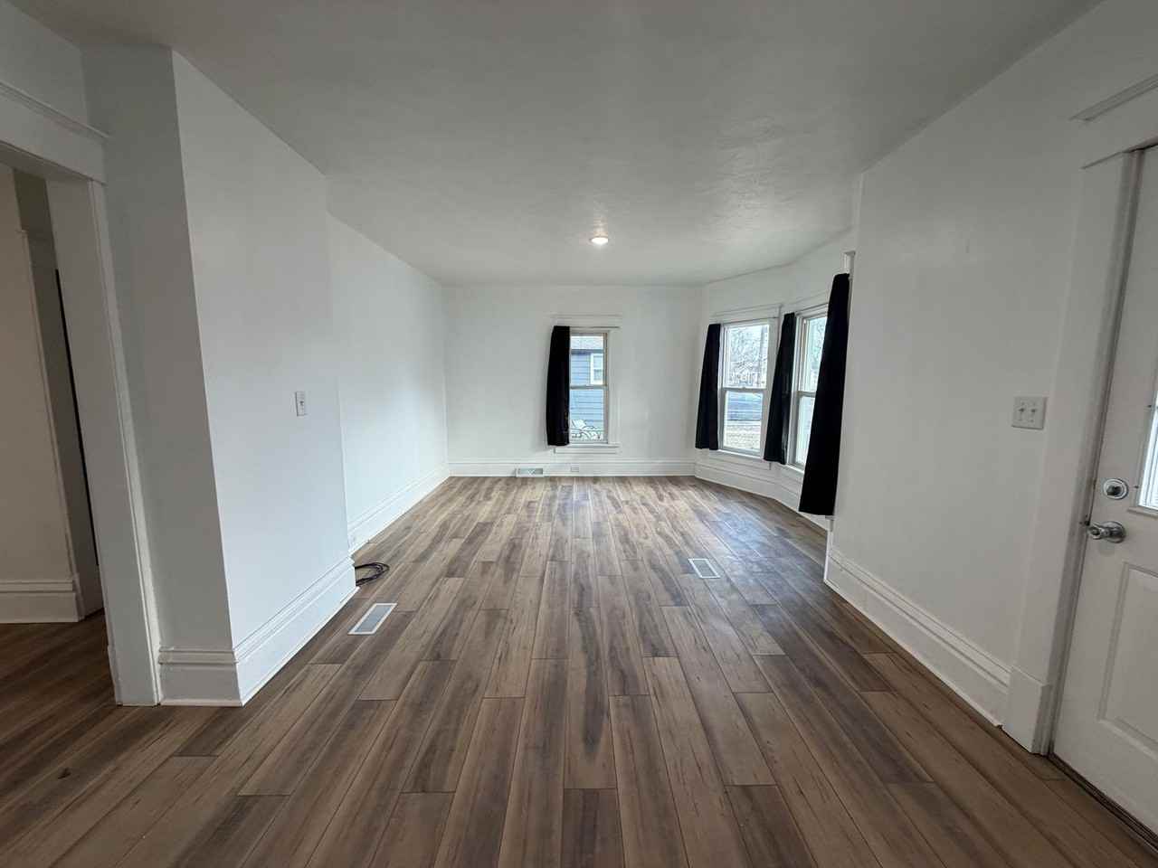 937 Oakdale St Se - Photo 4 of 26