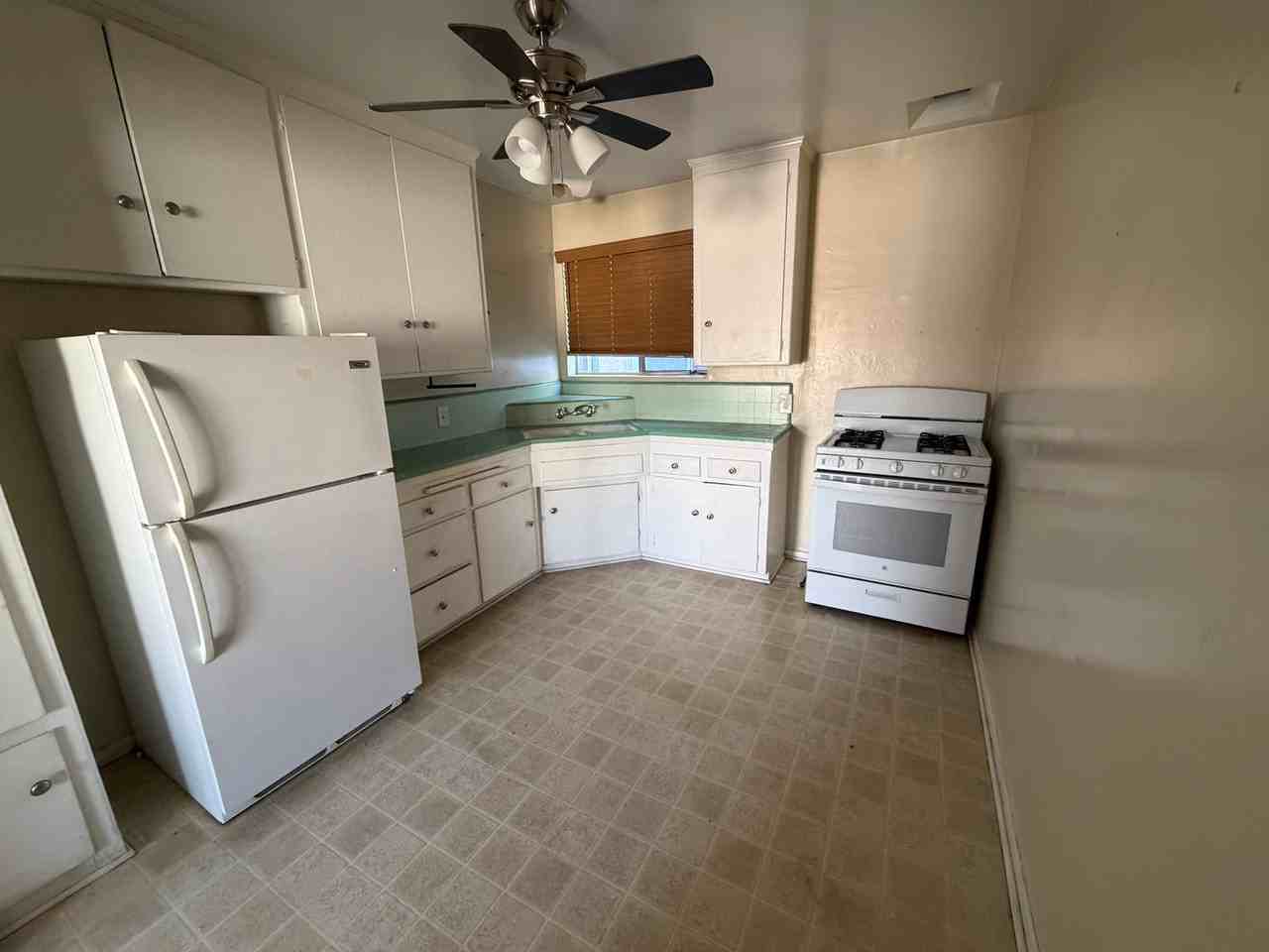 7605 N Hollywood Way - Photo 3 of 5