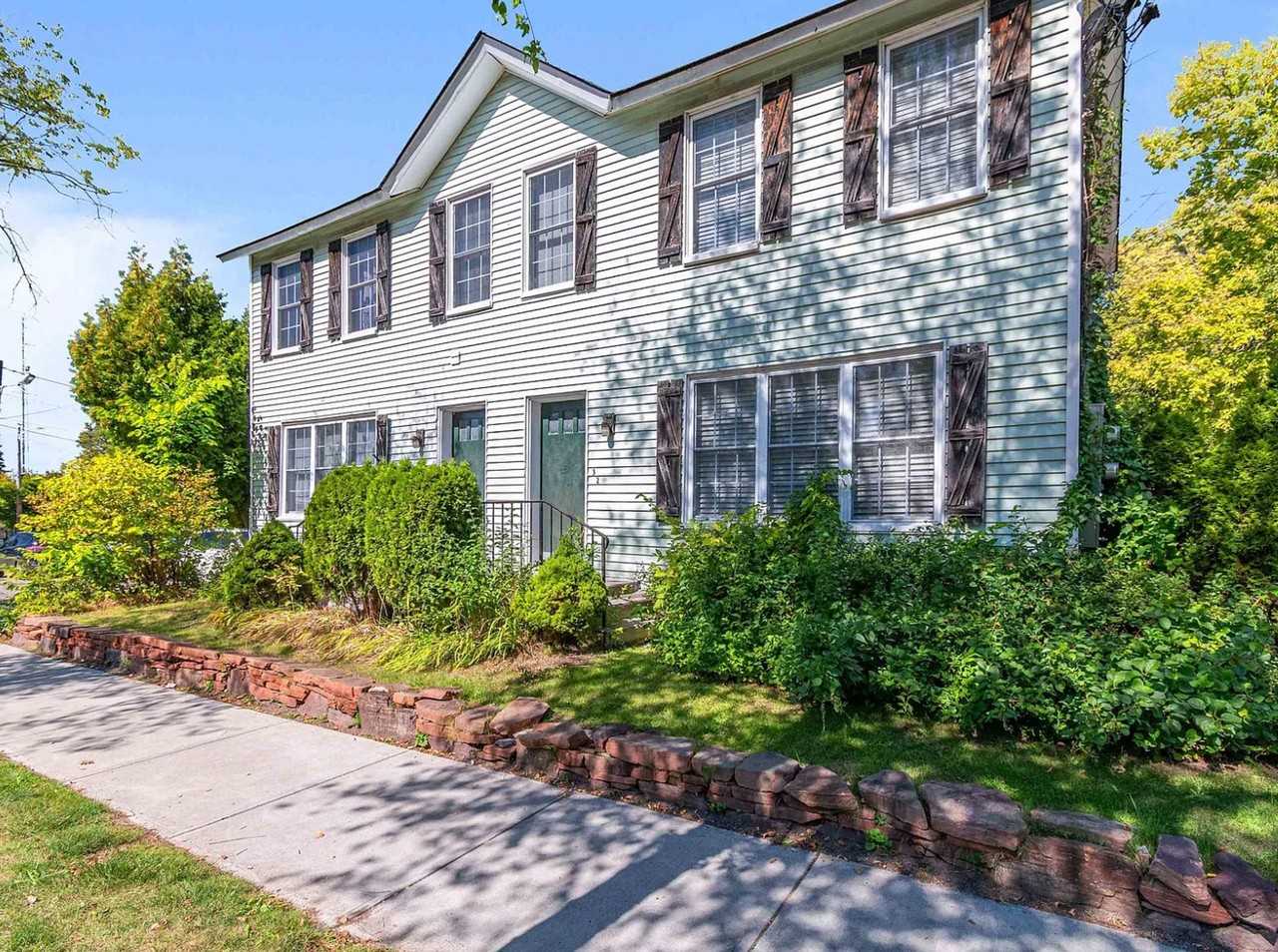 30-32 Sherman St - Lakefront Living, Right in the Heart of Burlington - Photo 2 of 8