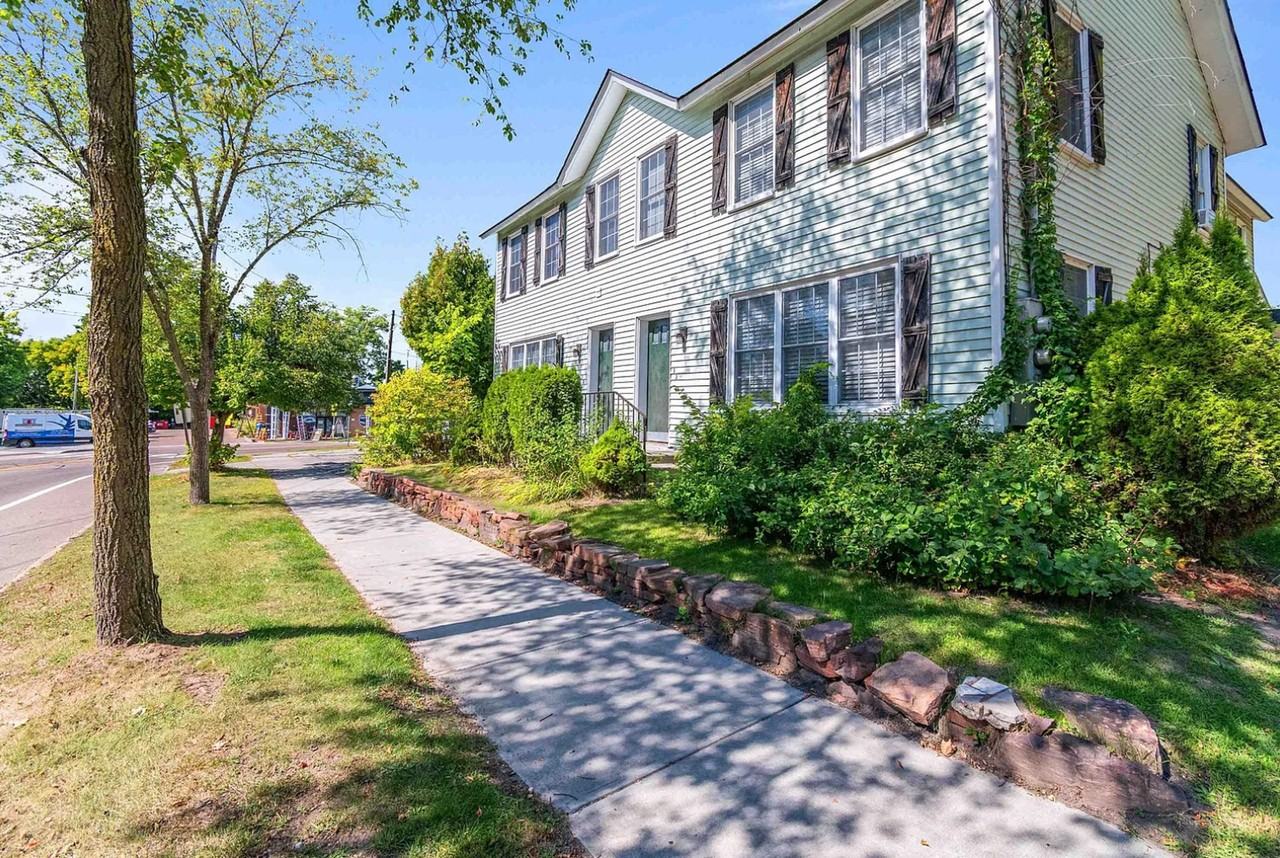 30-32 Sherman St - Lakefront Living, Right in the Heart of Burlington - Photo 4 of 8