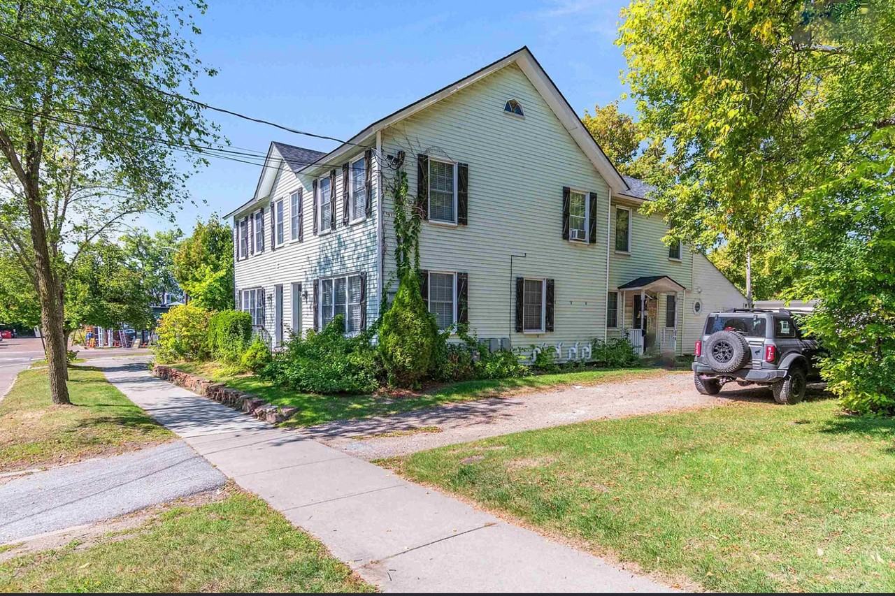 30-32 Sherman St - Lakefront Living, Right in the Heart of Burlington - Photo 7 of 8