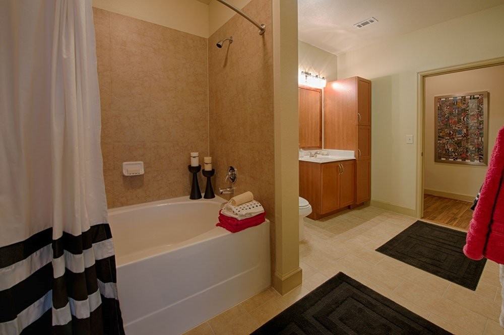 2212 W Davis St - Photo 3 of 5