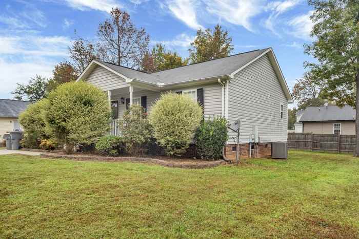 2046 Samantha Dr - Photo 3 of 16