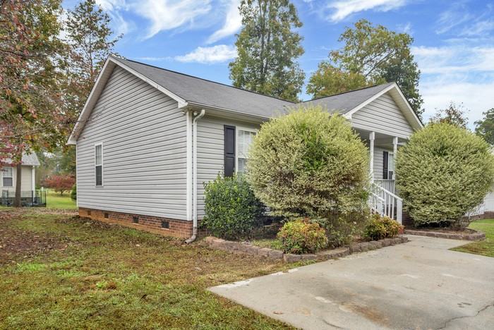 2046 Samantha Dr - Photo 4 of 16