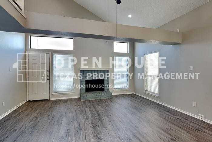 207 Stallion Dr - Photo 4 of 21