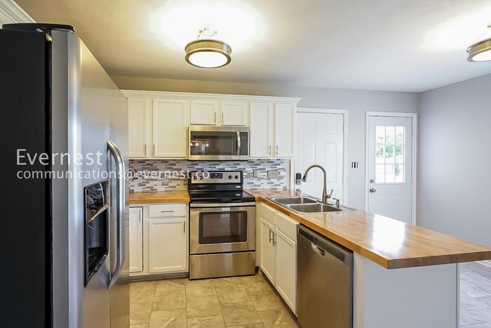 1533 Apache Way - Photo 5 of 24