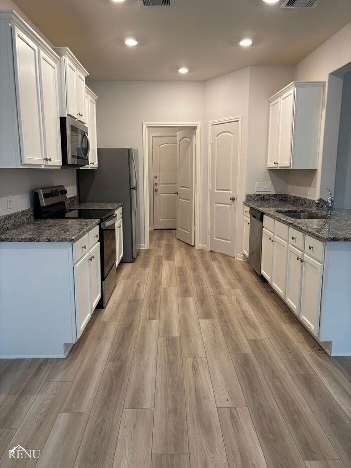 10494 Sweetwater Creek Dr - Photo 3 of 22