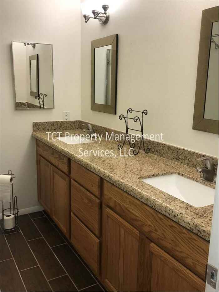 233 E Balboa Dr - Photo 7 of 10