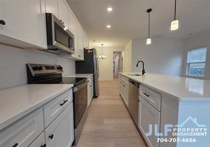 418 S Shaver St - Photo 2 of 22