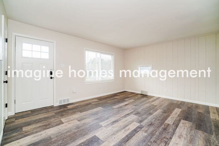 219 Maple Dr - Photo 3 of 16