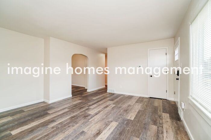 219 Maple Dr - Photo 4 of 16