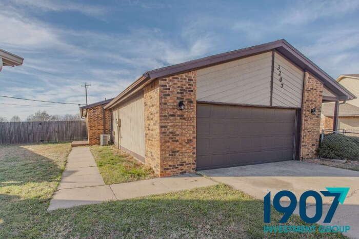 3207 Lois Arlene Cir - Photo 2 of 26