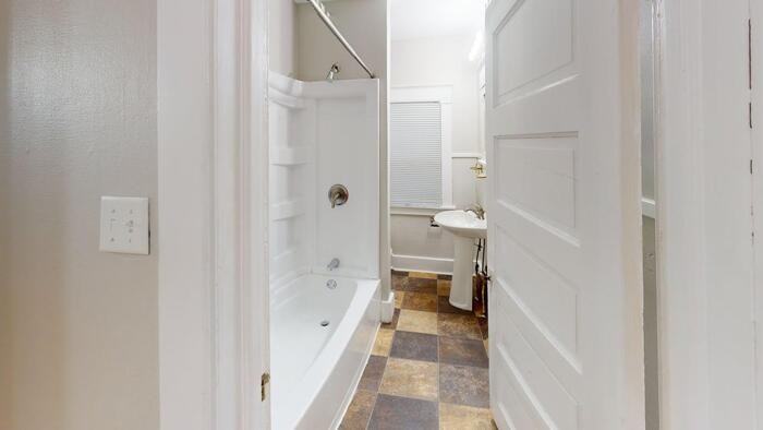 612 E Avenue D - Photo 2 of 15