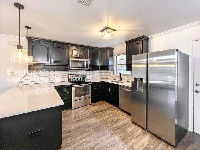 613 Jefferson St - Photo 2 of 17