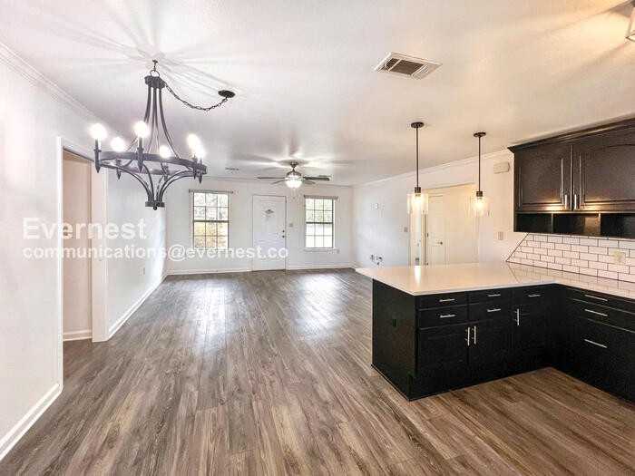 613 Jefferson St - Photo 4 of 17